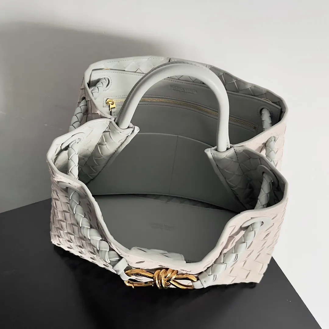 The 2023 new Andiamo batch of 2260 BV has been shipped‼ ️Really popular🔥The new Andiamo woven handbag launched by Bottega Veneta this season is really popular all over the world! ! Celebrities at home and abroad have worn it, and Oscar-winning actress Michelle Yeoh has taken it out on the street. Song Jia, Trai Yara, Yu Feihong, Sanji Ayaka, Rosie Hunting-Whiteley, Yoshioka Riho, etc. have all picked up this bag. It is classic and versatile, showing off its temperament, and the bag capacity is also large, which is very convenient for daily commuting! ! A variety of carrying methods, the shoulder straps can be adjusted by yourself, the original lambskin feels soft and delicate, and the neutral style is made to break gender boundaries and bring a more practical and long-lasting use experience. Andiamo, which has both elegant and casual styles, perfectly interprets the true appearance of "fashionable old money style". Style number: 743572 Size: 32*24*12
